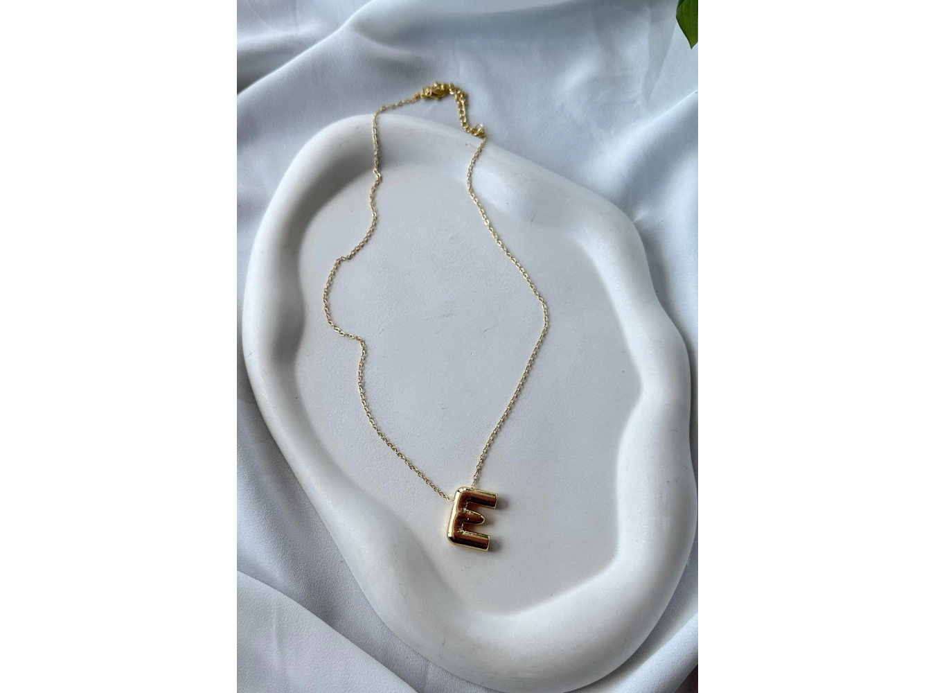 Altın Renk E Harf Balon Kolye