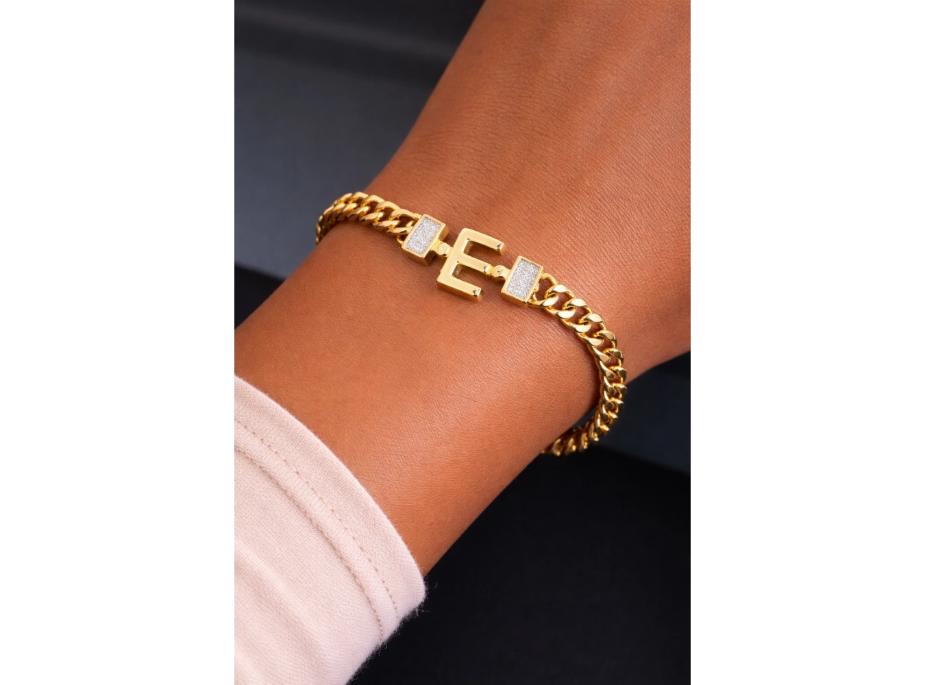Altın Renk E Harf Çelik Bileklik