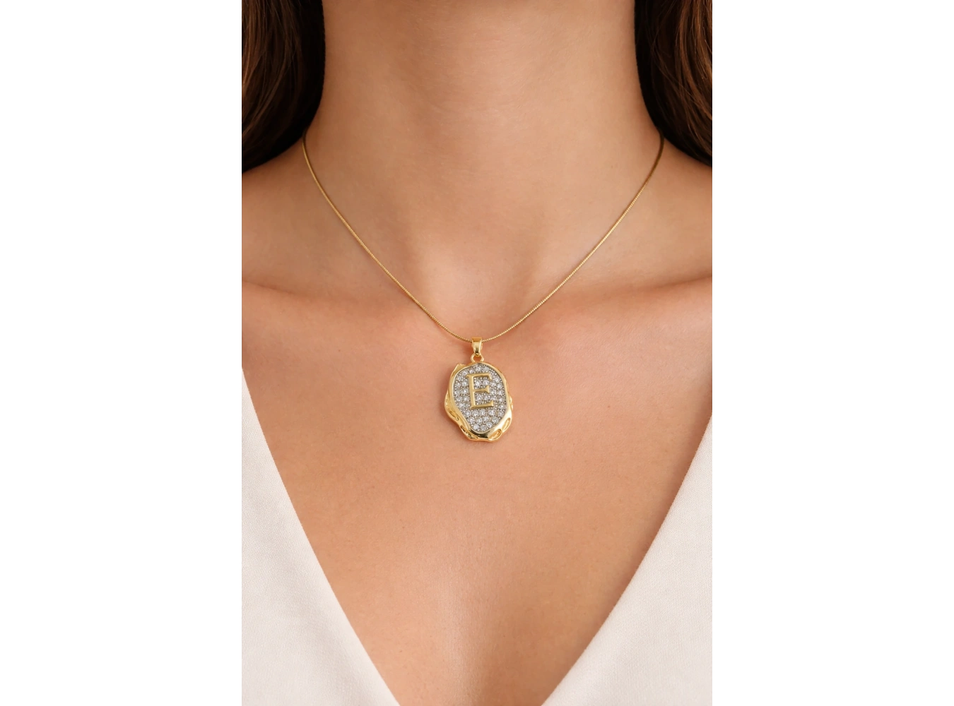 Altın Renk E Harf Taş Detaylı Çelik Kolye