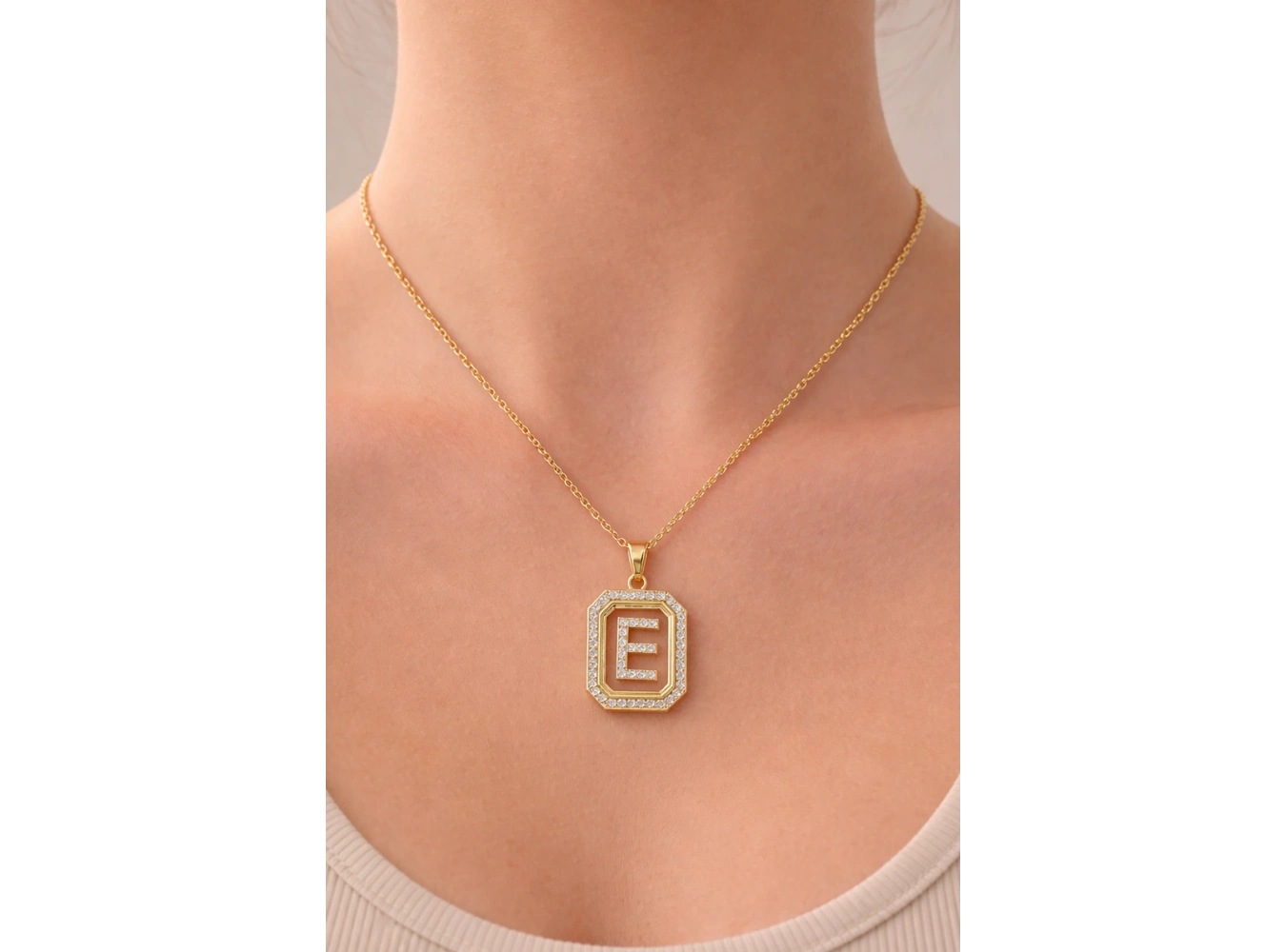 Altın Renk E Harf Taş Detaylı Çelik Kolye