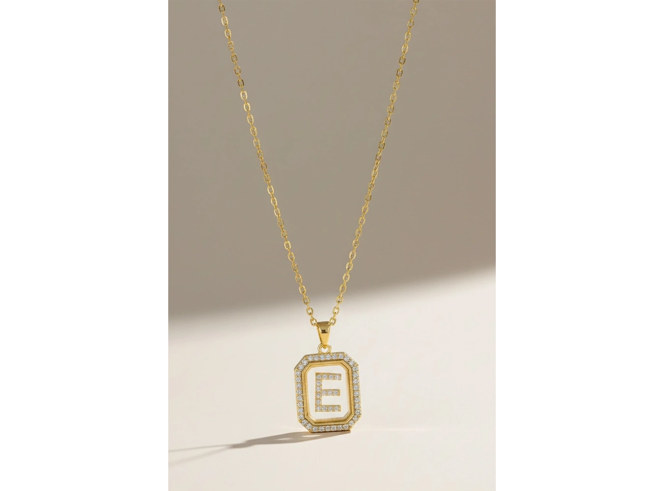 Altın Renk E Harf Taş Detaylı Çelik Kolye