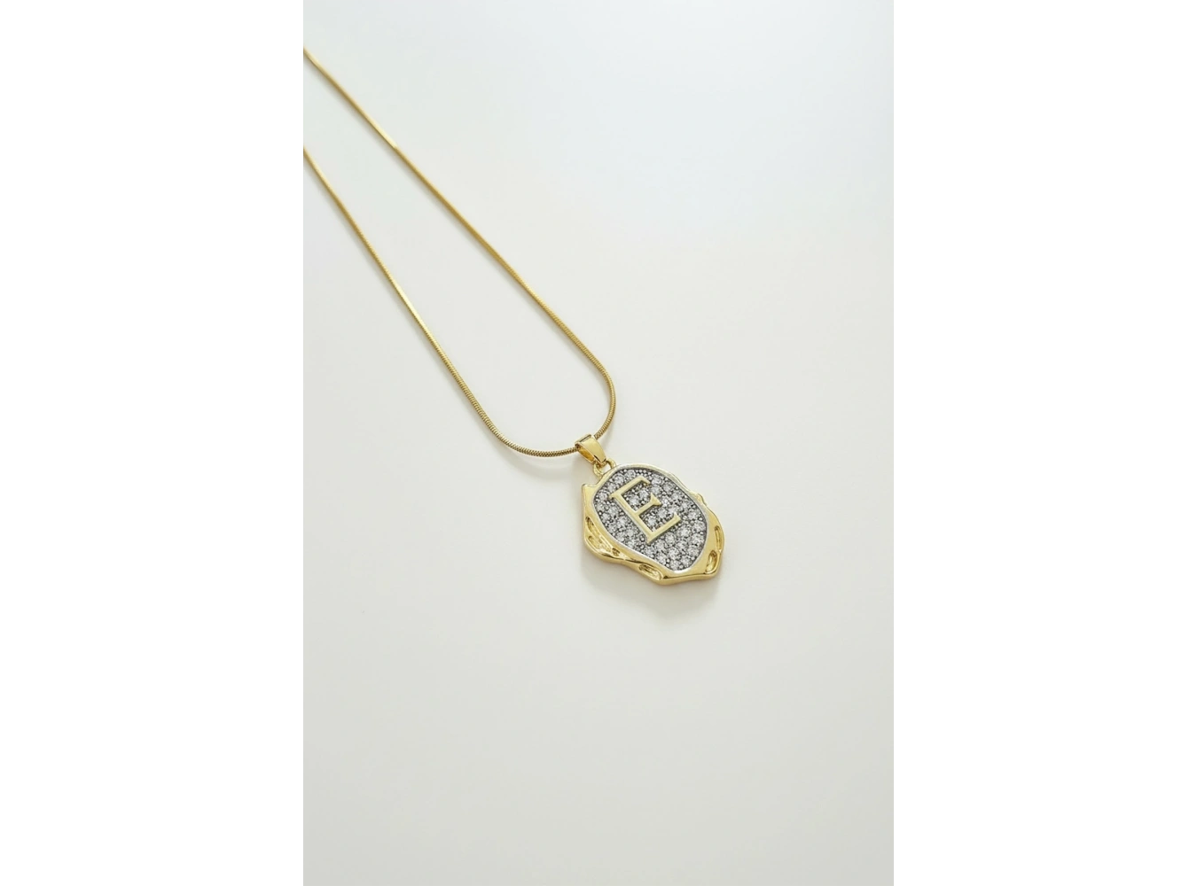 Altın Renk E Harf Taş Detaylı Çelik Kolye