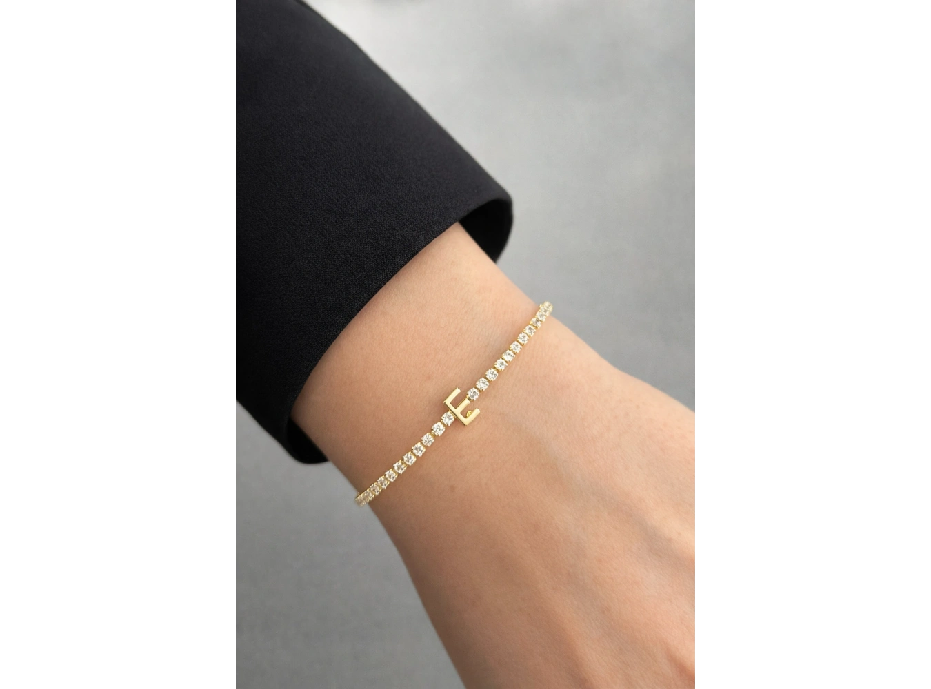 Altın Renk E Harfli Taş Detaylı Çelik Bileklik