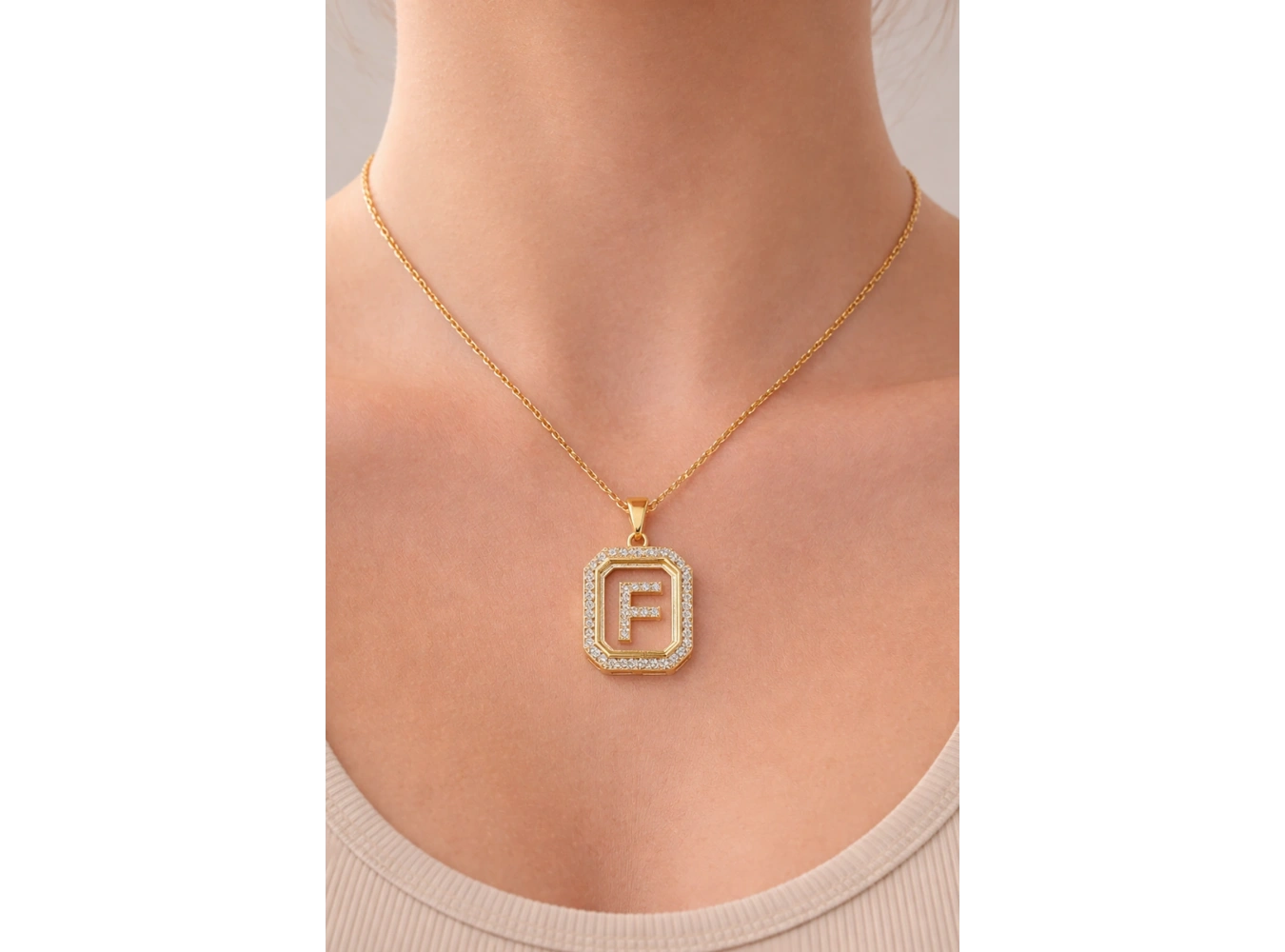 Altın Renk F Harf Taş Detaylı Çelik Kolye