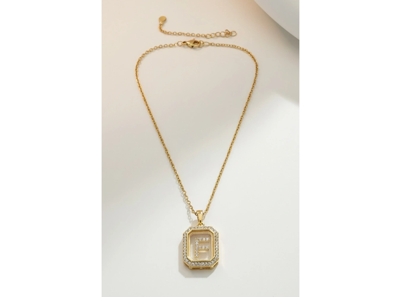 Altın Renk F Harf Taş Detaylı Çelik Kolye