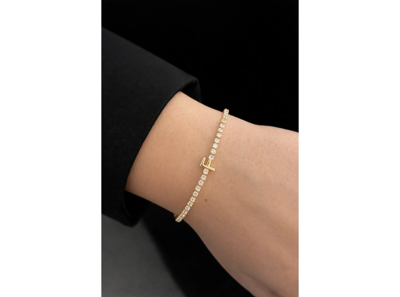 Altın Renk F Harfli Taş Detaylı Çelik Bileklik