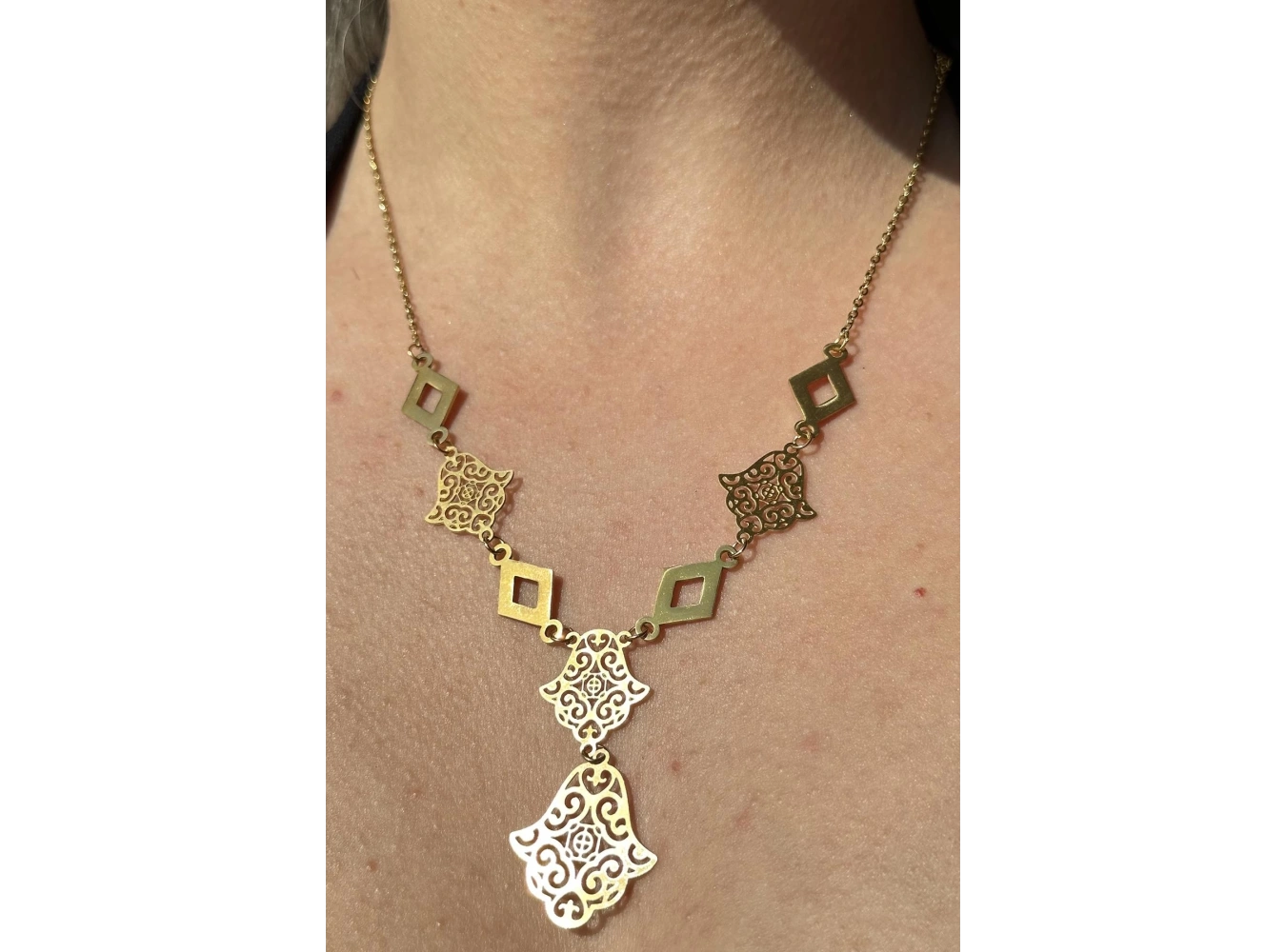 Altın Renk Fatma Ana Eli Figürlü Çelik Kolye