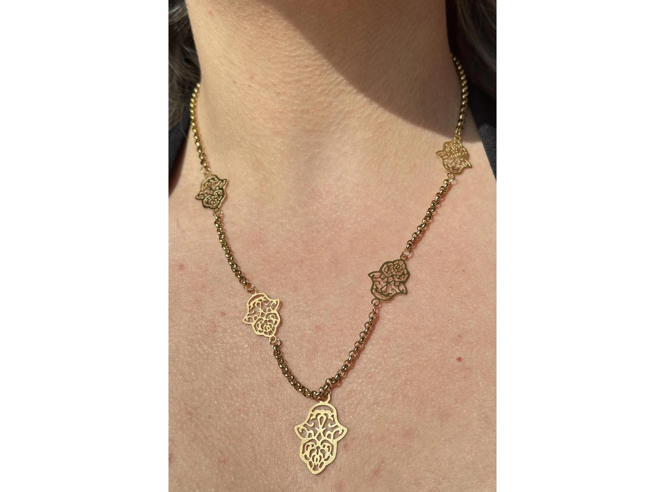 Altın Renk Fatma Ana Eli Figürlü Çelik Kolye