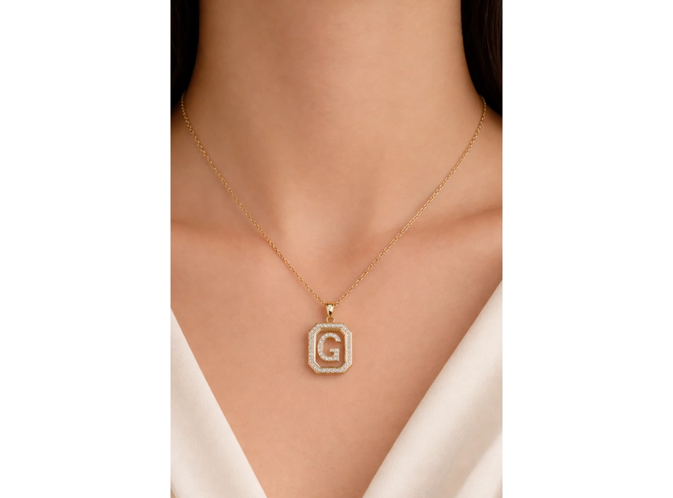 Altın Renk G Harf Taş Detaylı Çelik Kolye