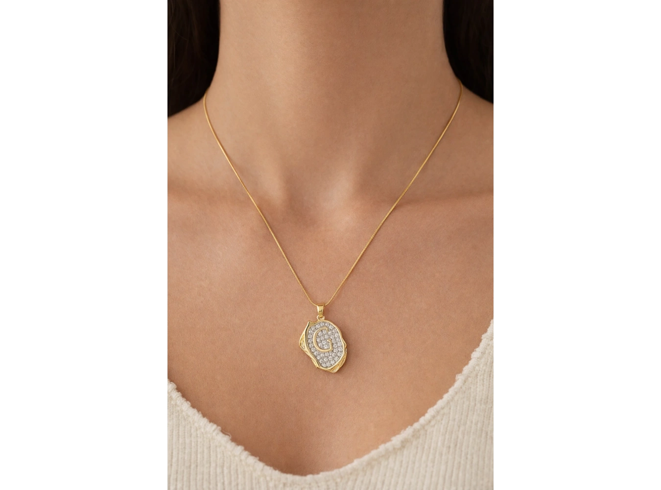 Altın Renk G Harf Taş Detaylı Çelik Kolye