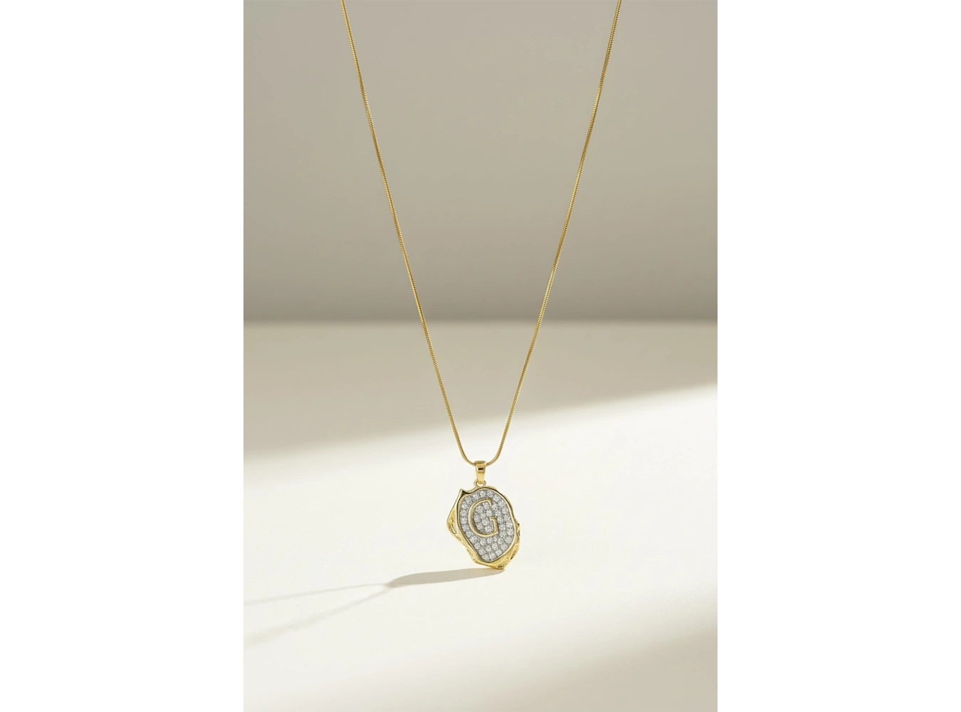 Altın Renk G Harf Taş Detaylı Çelik Kolye