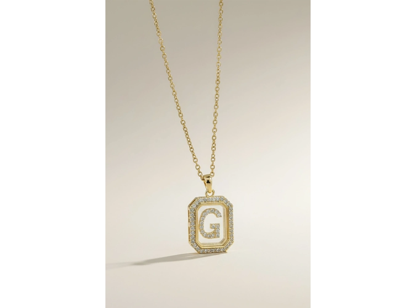 Altın Renk G Harf Taş Detaylı Çelik Kolye