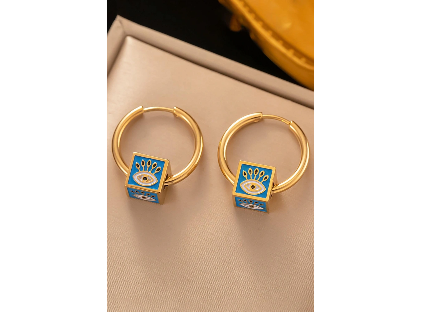 Altın Renk Göz Figürlü Çelik Küpe (Çift)