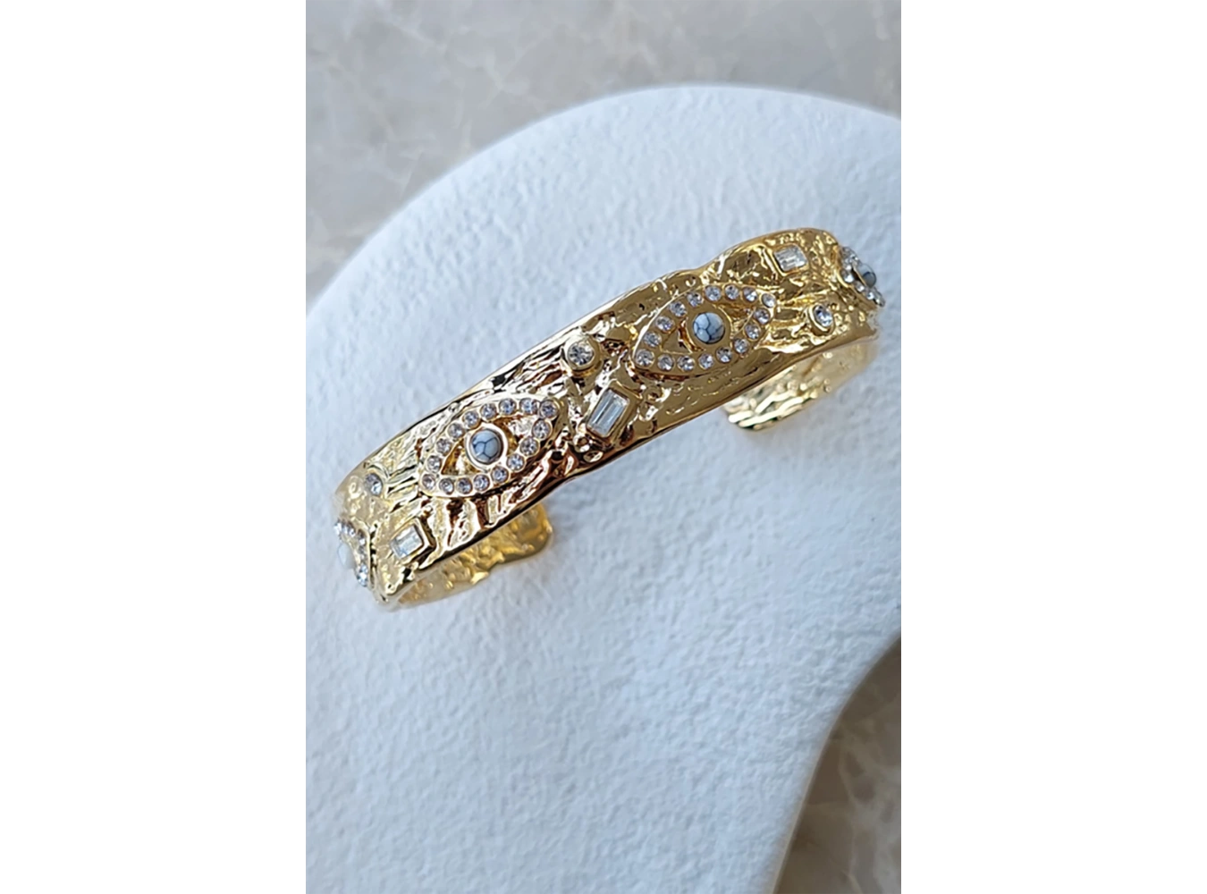 Altın Renk Göz Figürlü Taş Detaylı Çelik Kelepçe Bileklik