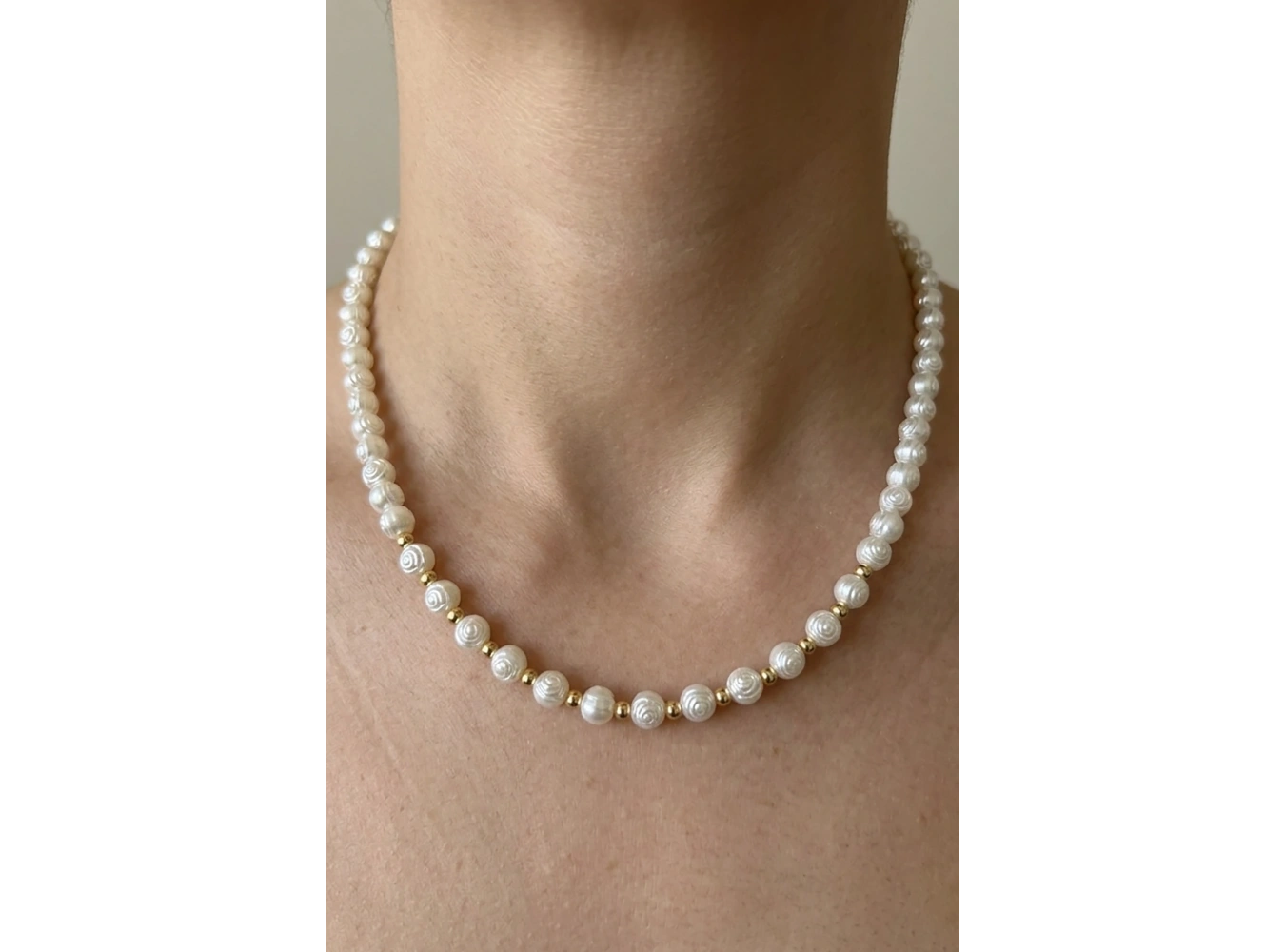 Altın Renk Gül Figürlü İnci Kolye