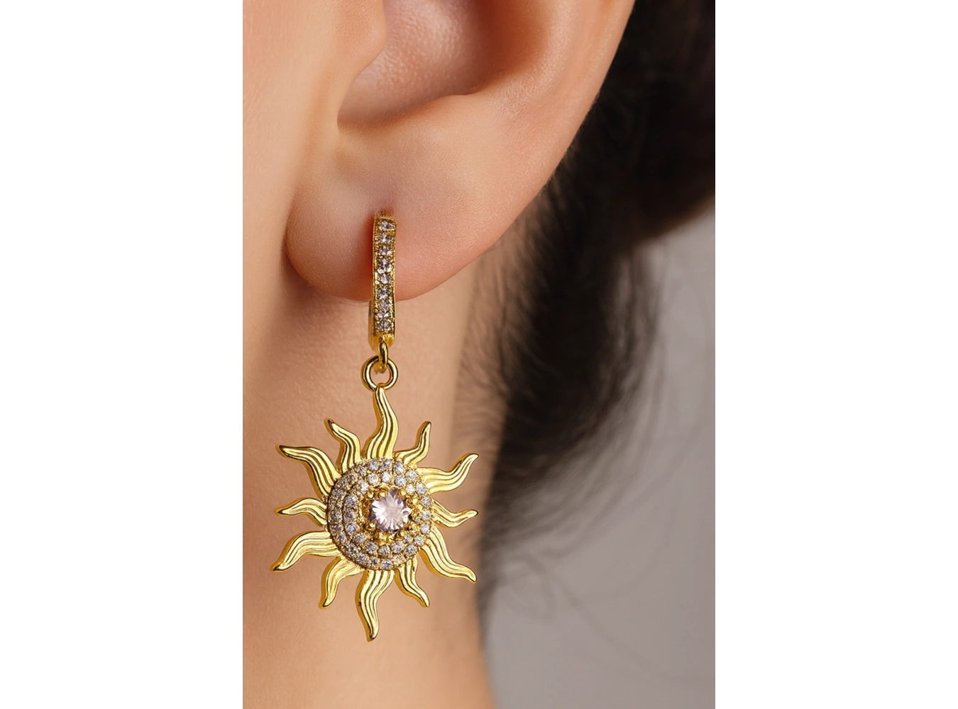 Altın Renk Güneş Figürlü Çelik Küpe (Çift)