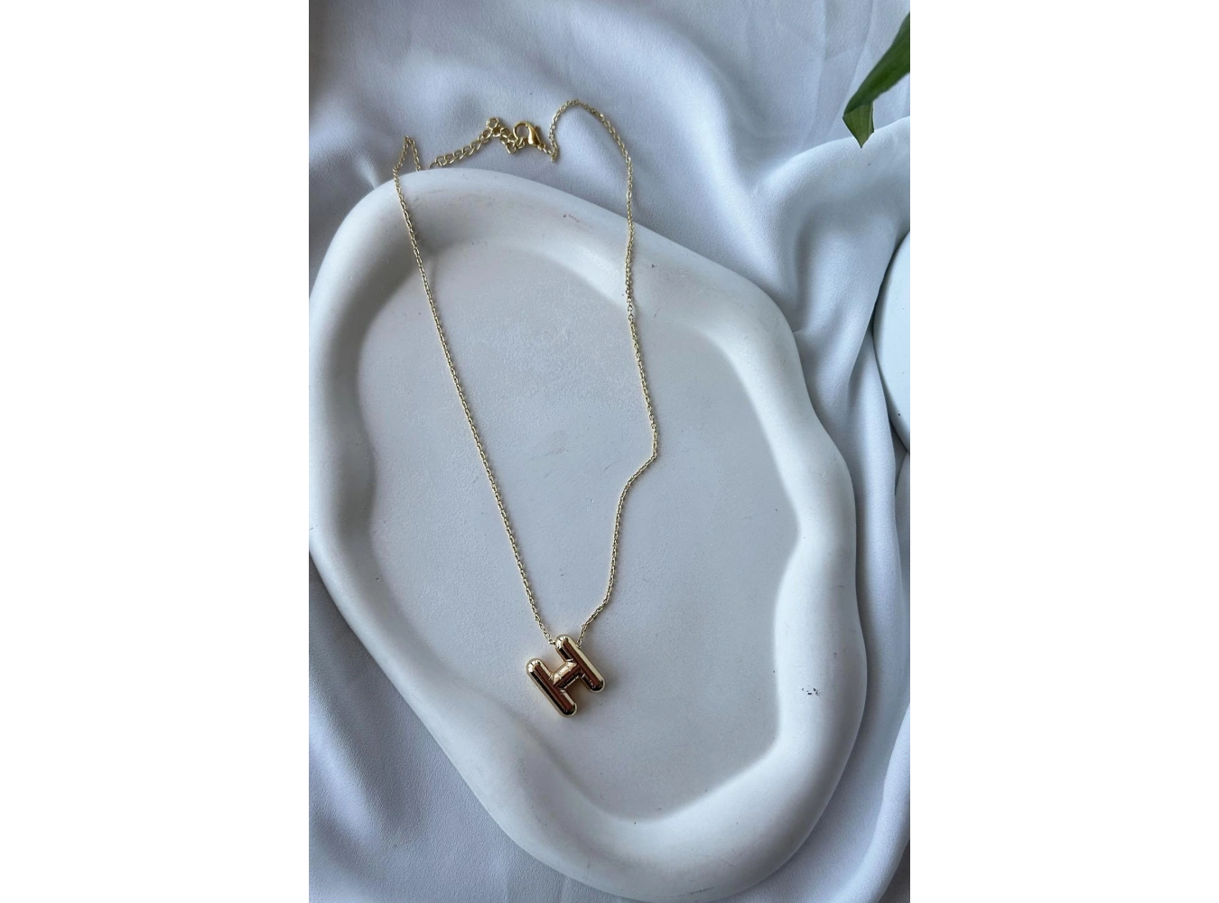 Altın Renk H Harf Balon Kolye