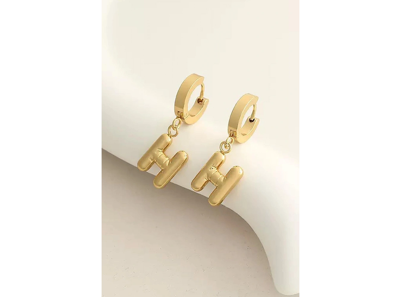 Altın Renk H Harf Çelik Küpe (Çift)