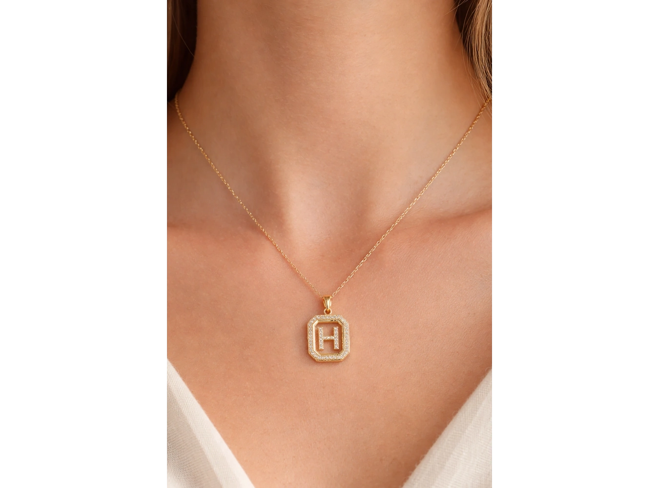 Altın Renk H Harf Taş Detaylı Çelik Kolye