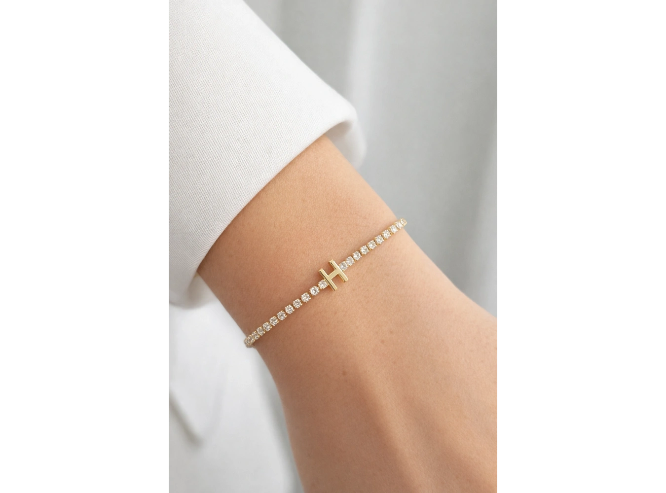 Altın Renk H Harfli Taş Detaylı Çelik Bileklik