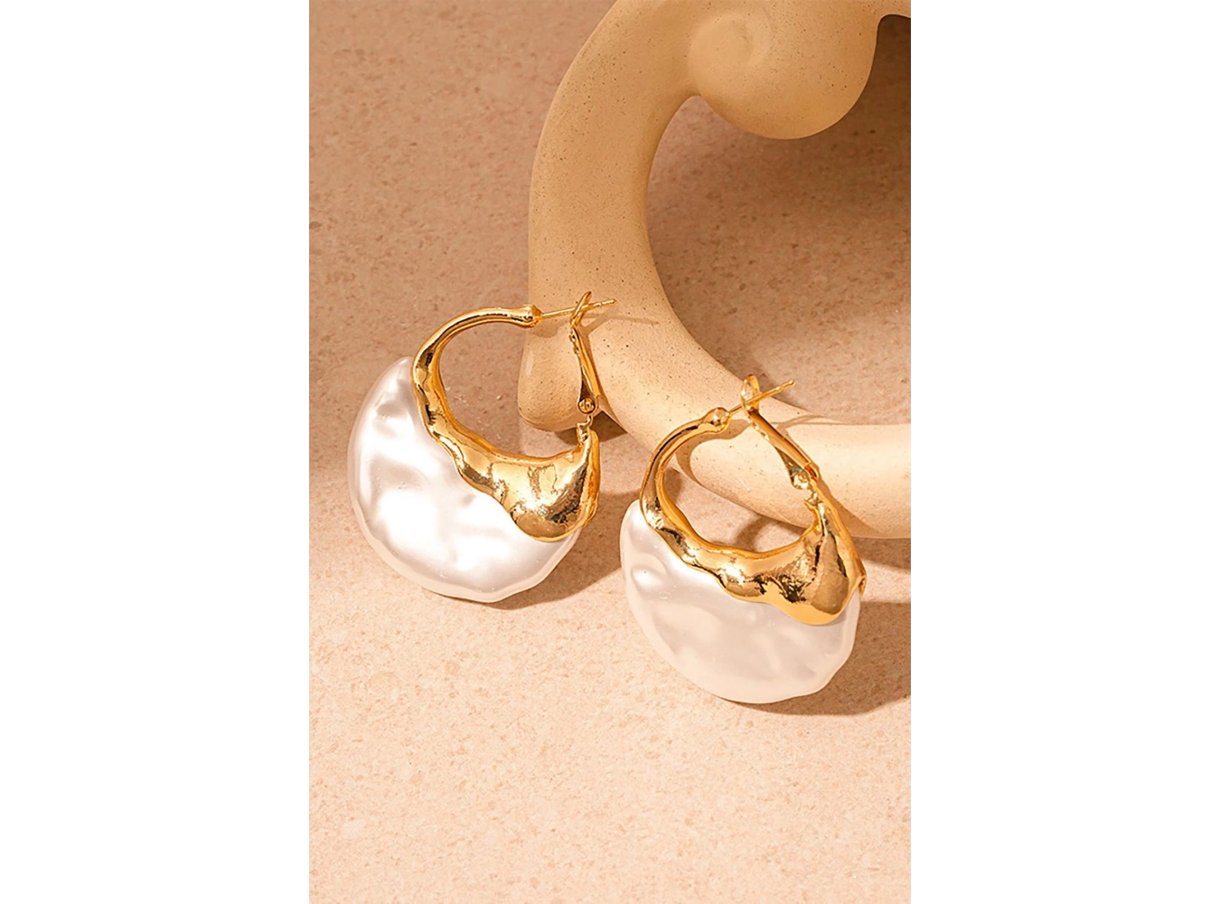 Altın Renk İnci Detaylı Küpe (Çift)