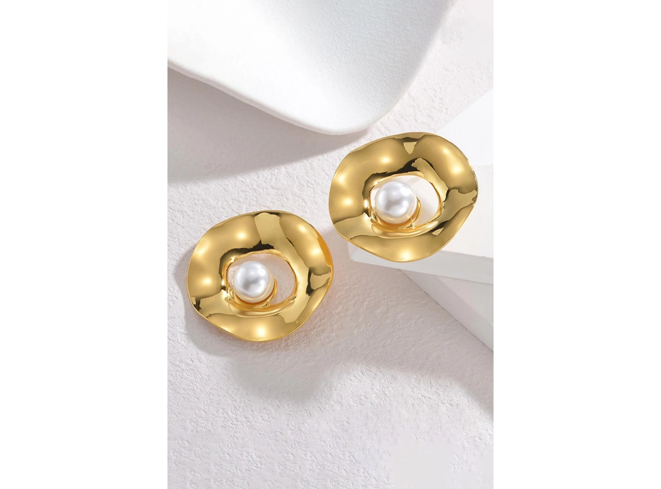 Altın Renk İnci Detaylı Küpe (Çift)