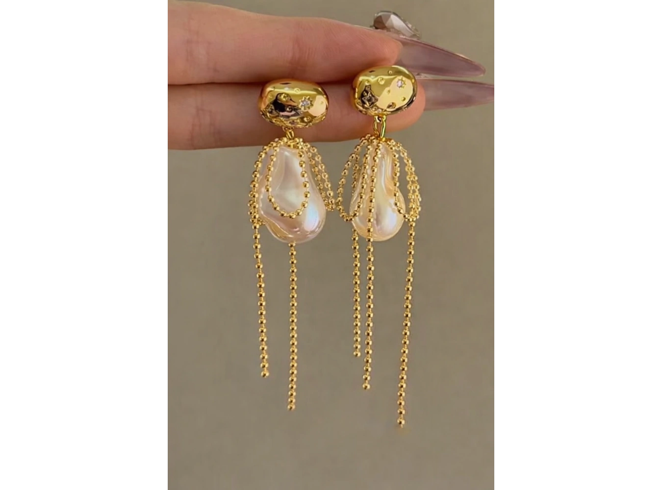 Altın Renk İnci Detaylı Sallantılı Küpe (Çift)