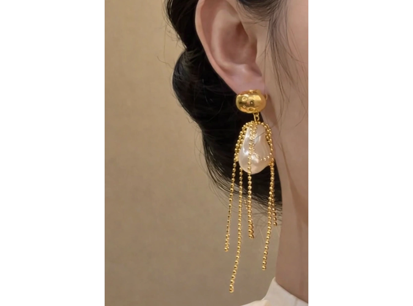 Altın Renk İnci Detaylı Sallantılı Küpe (Çift)