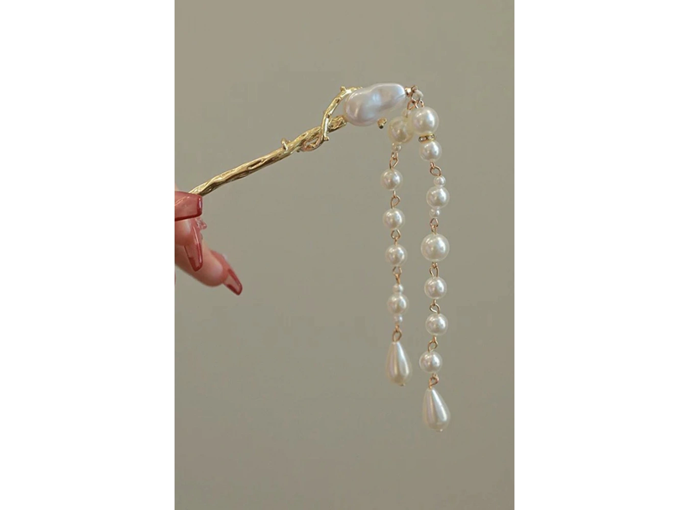 Altın Renk İnci Detaylı Sallantılı Topuz Toka