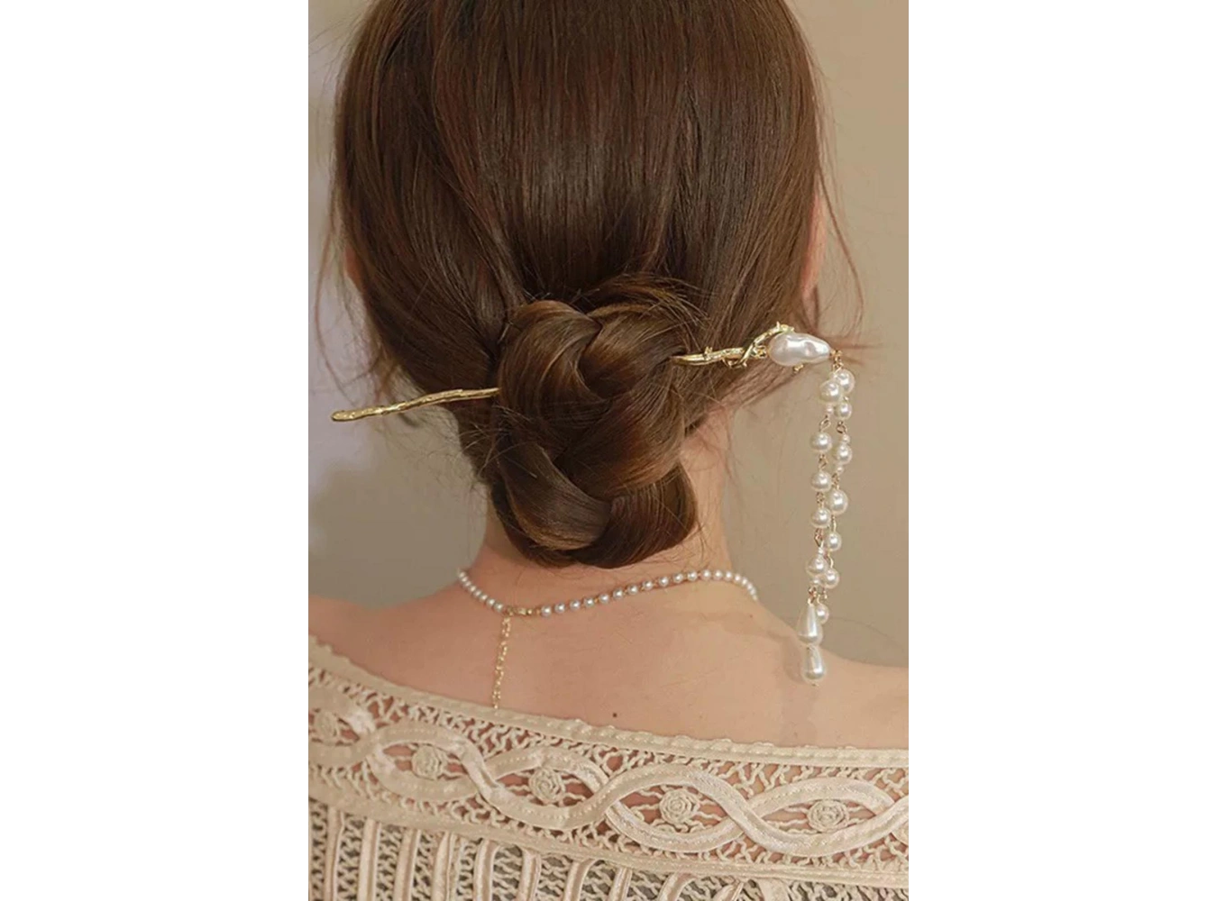 Altın Renk İnci Detaylı Sallantılı Topuz Toka