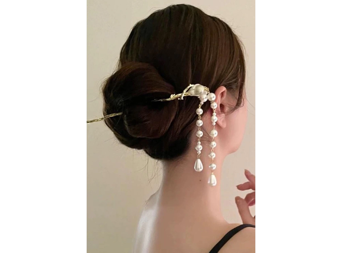 Altın Renk İnci Detaylı Sallantılı Topuz Toka