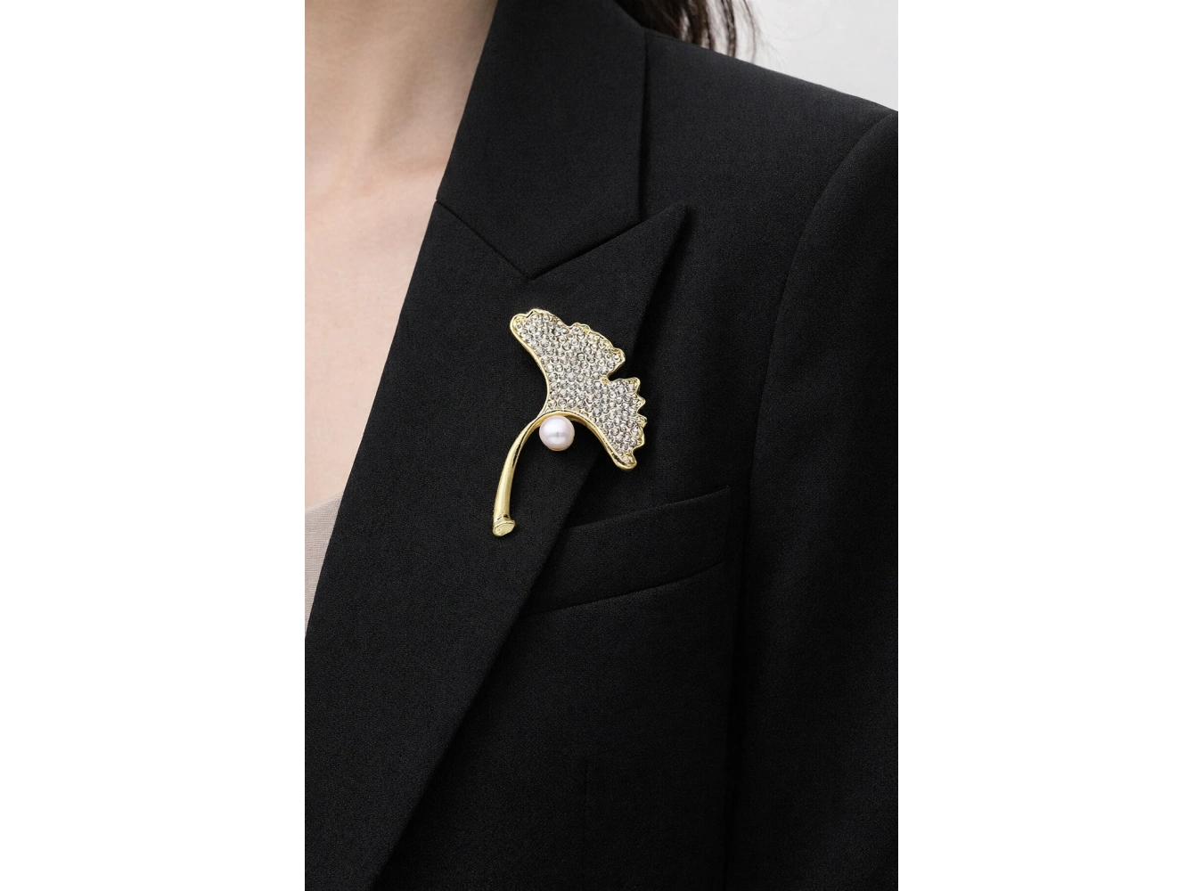 Altın Renk İnci Detaylı Taşlı Broş