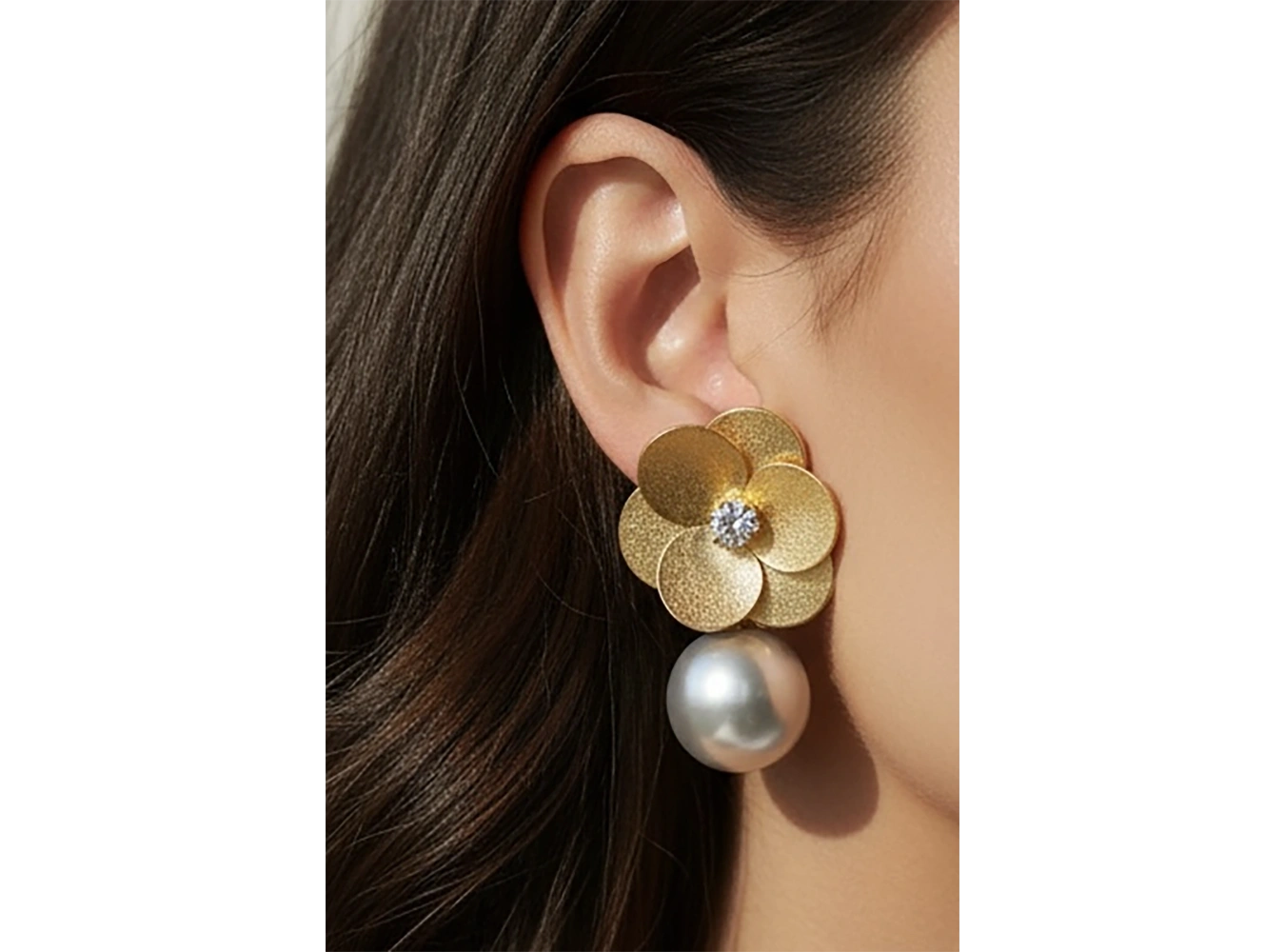 Altın Renk İnci ve Çiçek Detaylı 14k Altın Kaplama  Küpe (Çift)