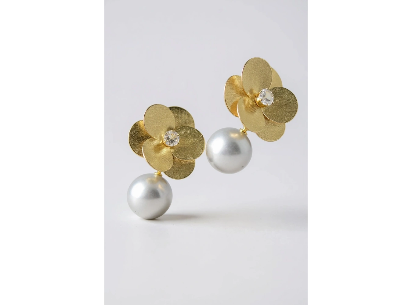 Altın Renk İnci ve Çiçek Detaylı 14k Altın Kaplama  Küpe (Çift)