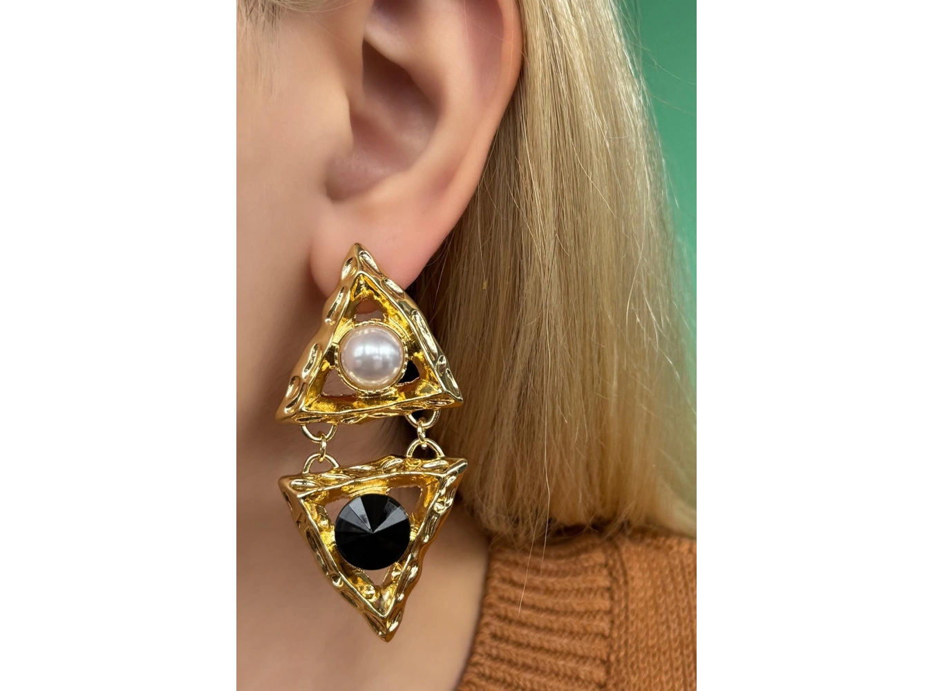 Altın Renk İnci Ve Taş Detaylı Küpe (Çift)