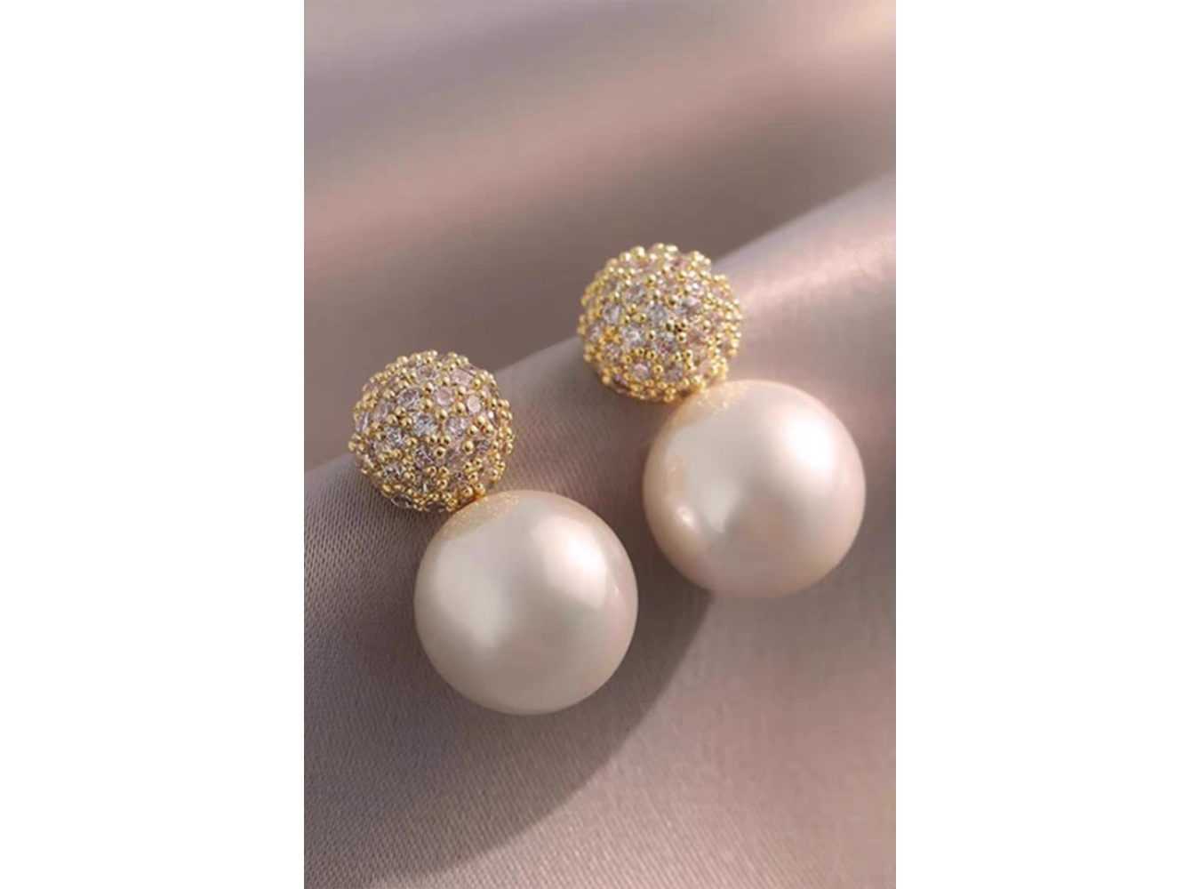Altın Renk İnci Ve Taş Detaylı Küpe (Çift)