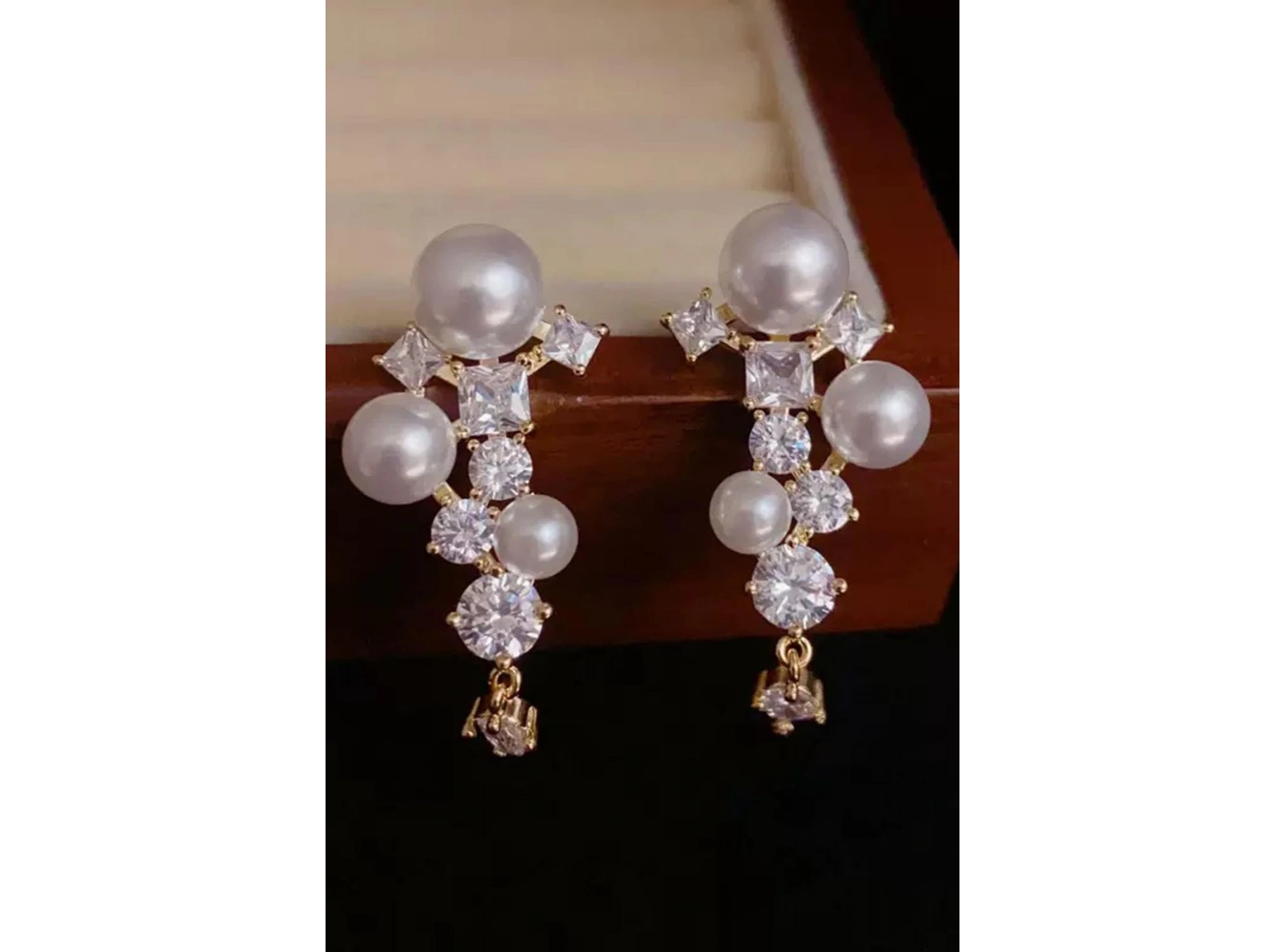 Altın Renk İnci Ve Taş Detaylı Küpe (Çift)