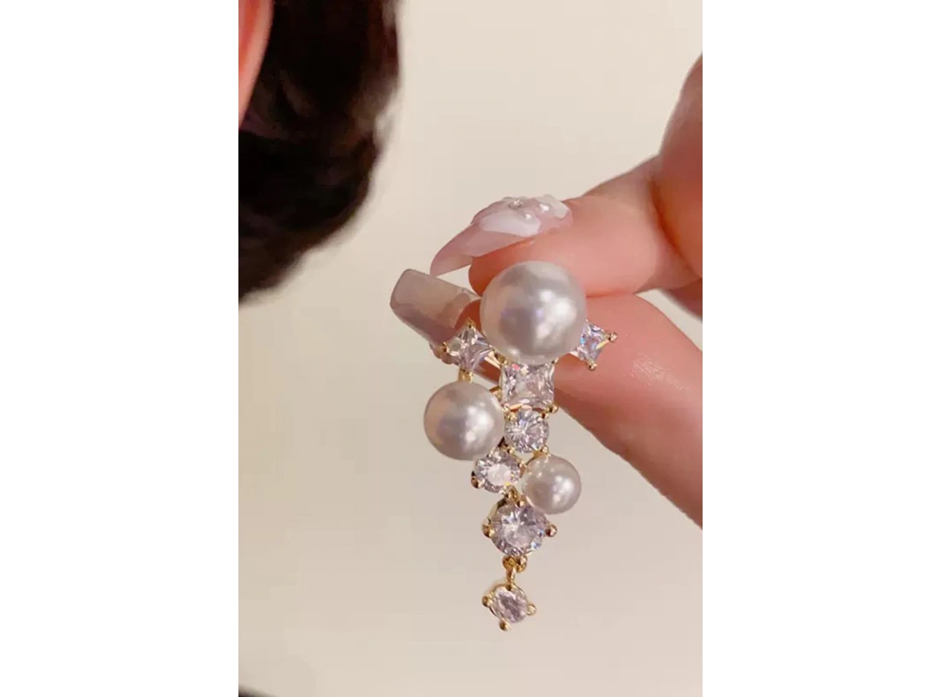 Altın Renk İnci Ve Taş Detaylı Küpe (Çift)