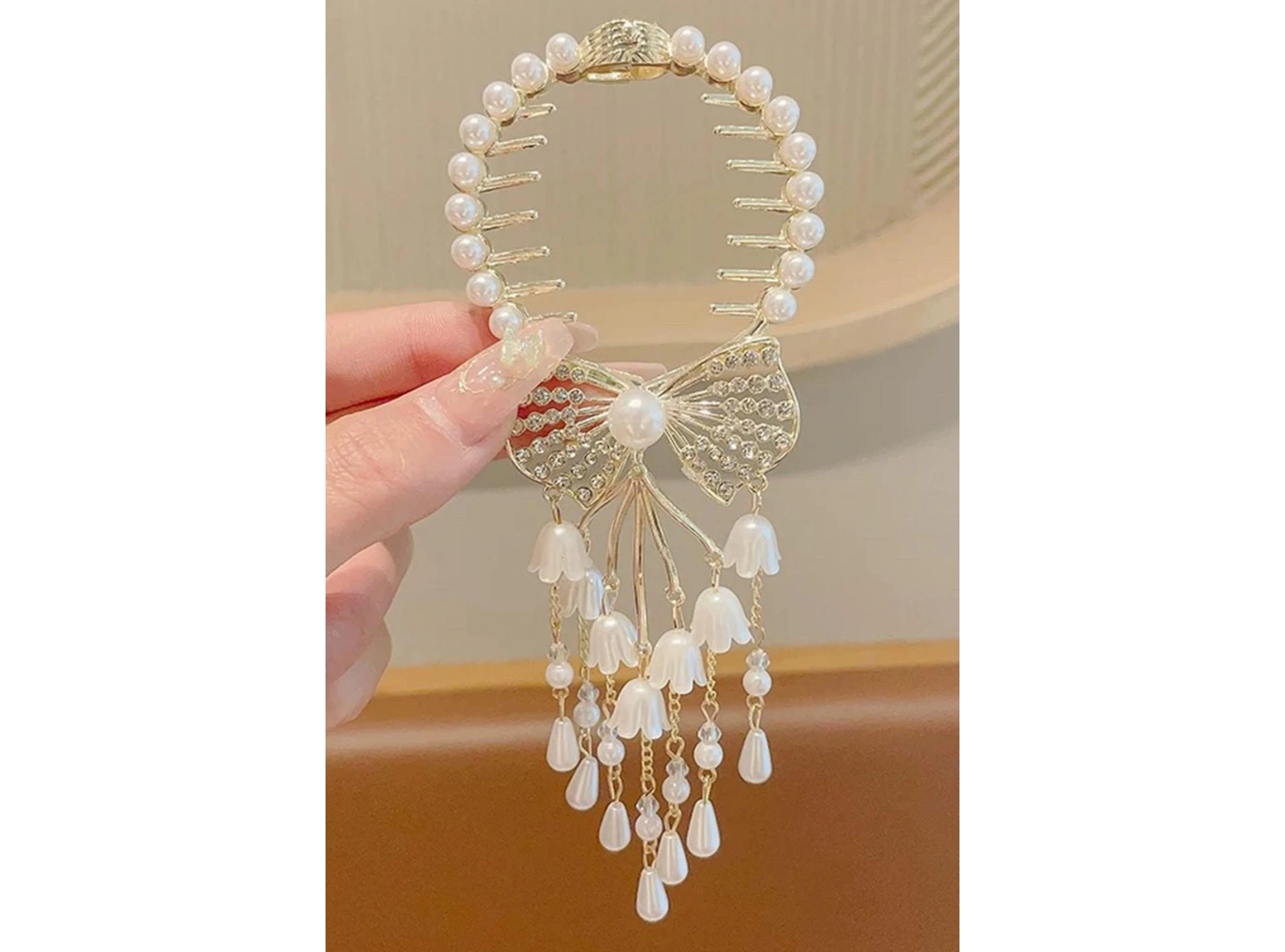 Altın Renk İnci Ve Taş Detaylı Sallantılı Topuz Tokası