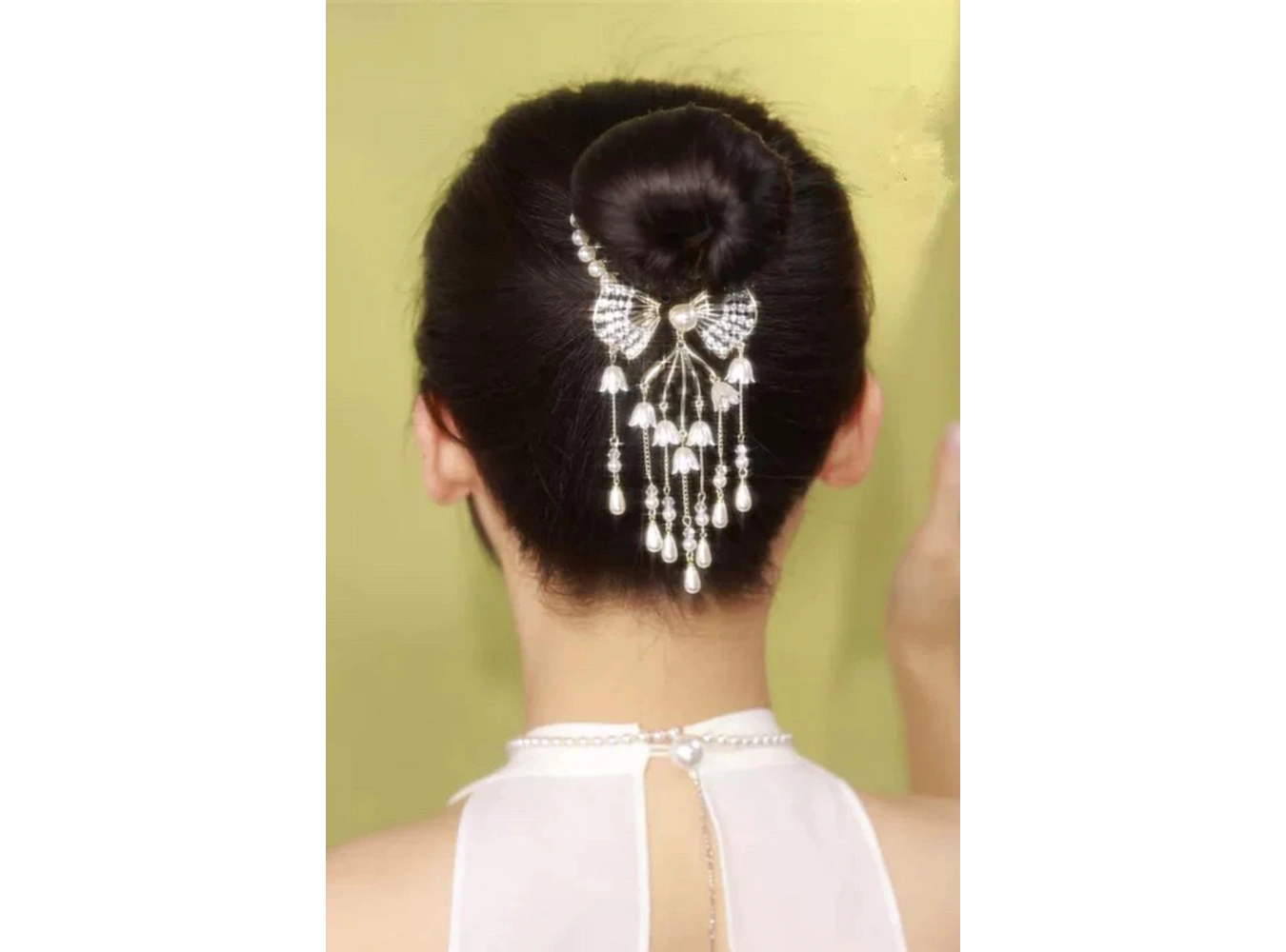 Altın Renk İnci Ve Taş Detaylı Sallantılı Topuz Tokası