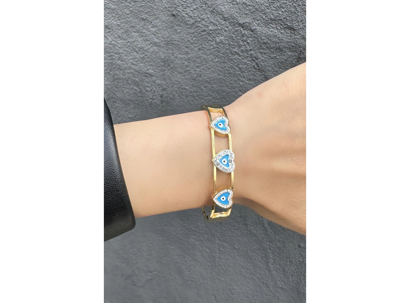 Altın Renk Kalp Detaylı Çelik Kelepçe Bileklik