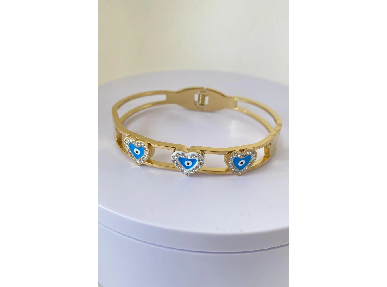 Altın Renk Kalp Detaylı Çelik Kelepçe Bileklik