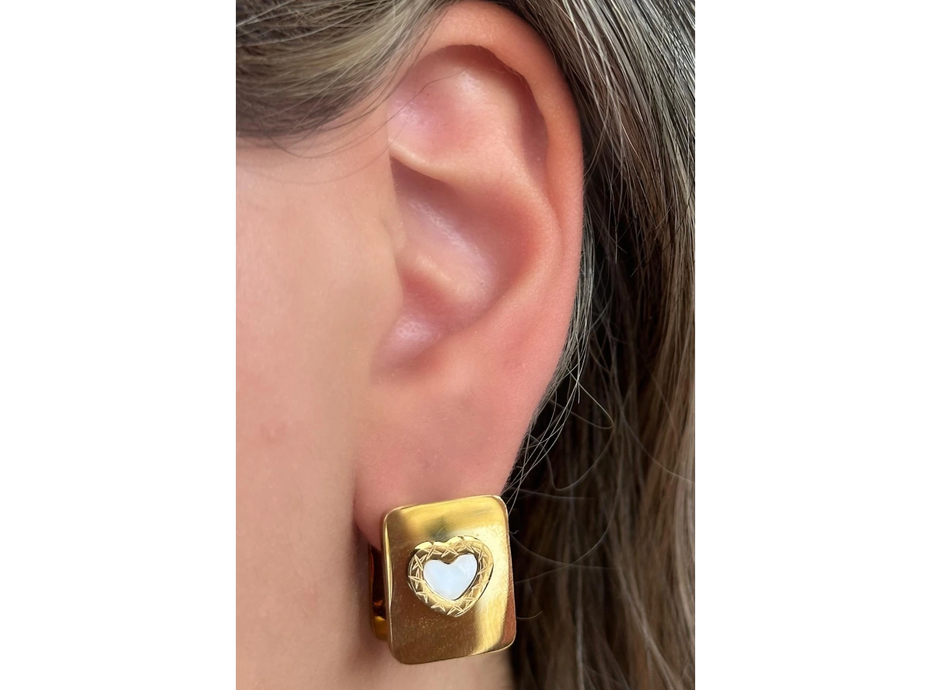 Altın Renk Kalp Detaylı Çelik Küpe (Çift)