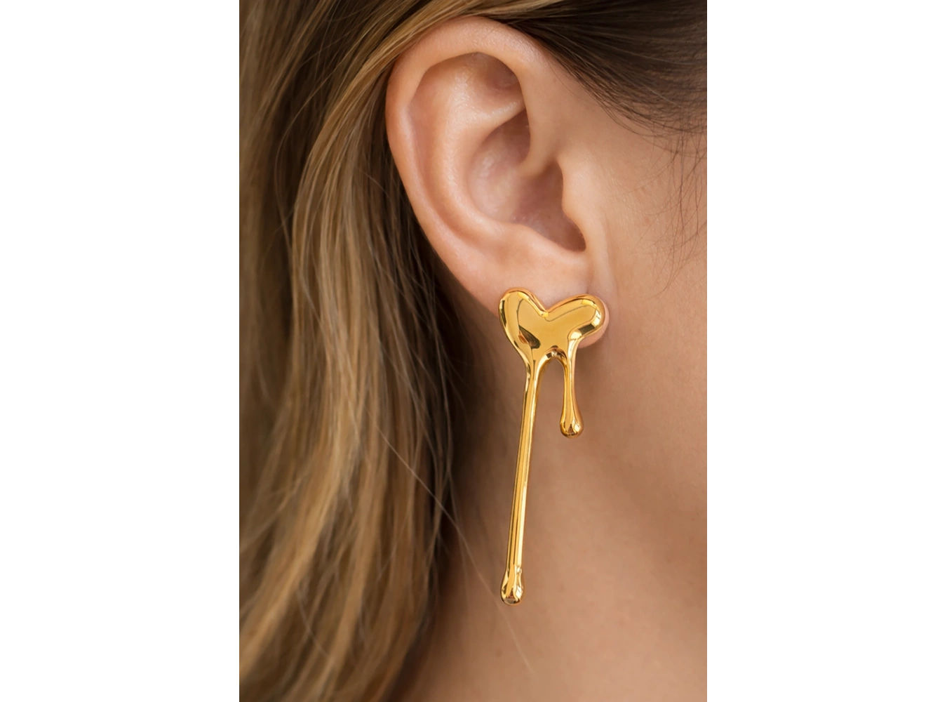 Altın Renk Kalp Detaylı Çelik Küpe (Çift)