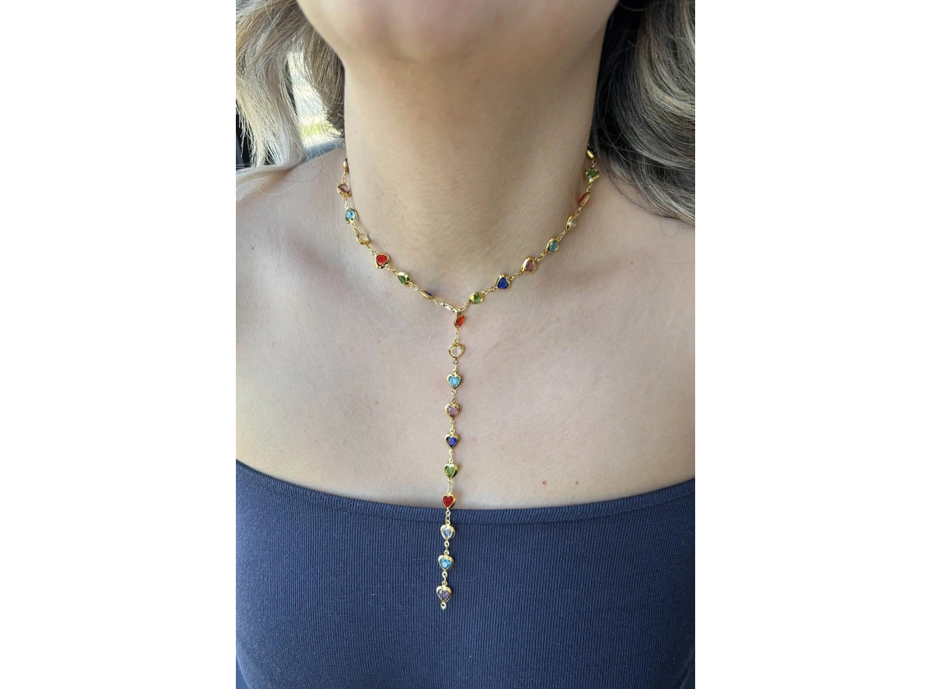 Altın Renk Kalp Detaylı Renkli Taşlı Çelik Y Kolye