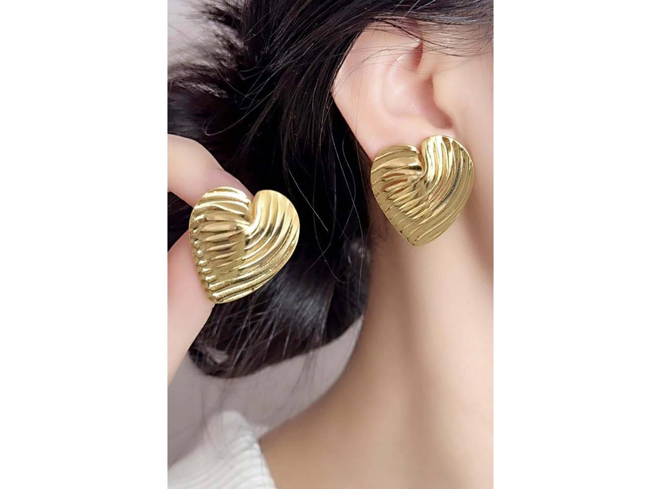 Altın Renk Kalp Figürlü Çelik Küpe (Çift)