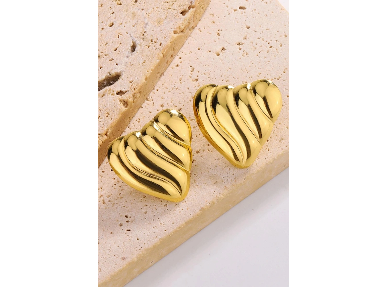 Altın Renk Kalp Figürlü Çelik Küpe (Çift)