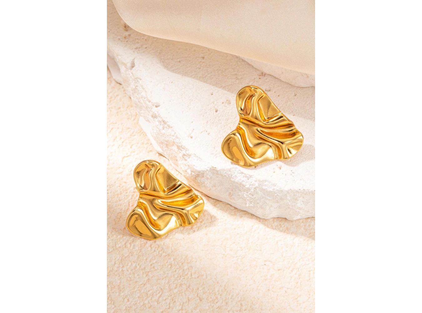 Altın Renk Kalp Figürlü Çelik Küpe (Çift)