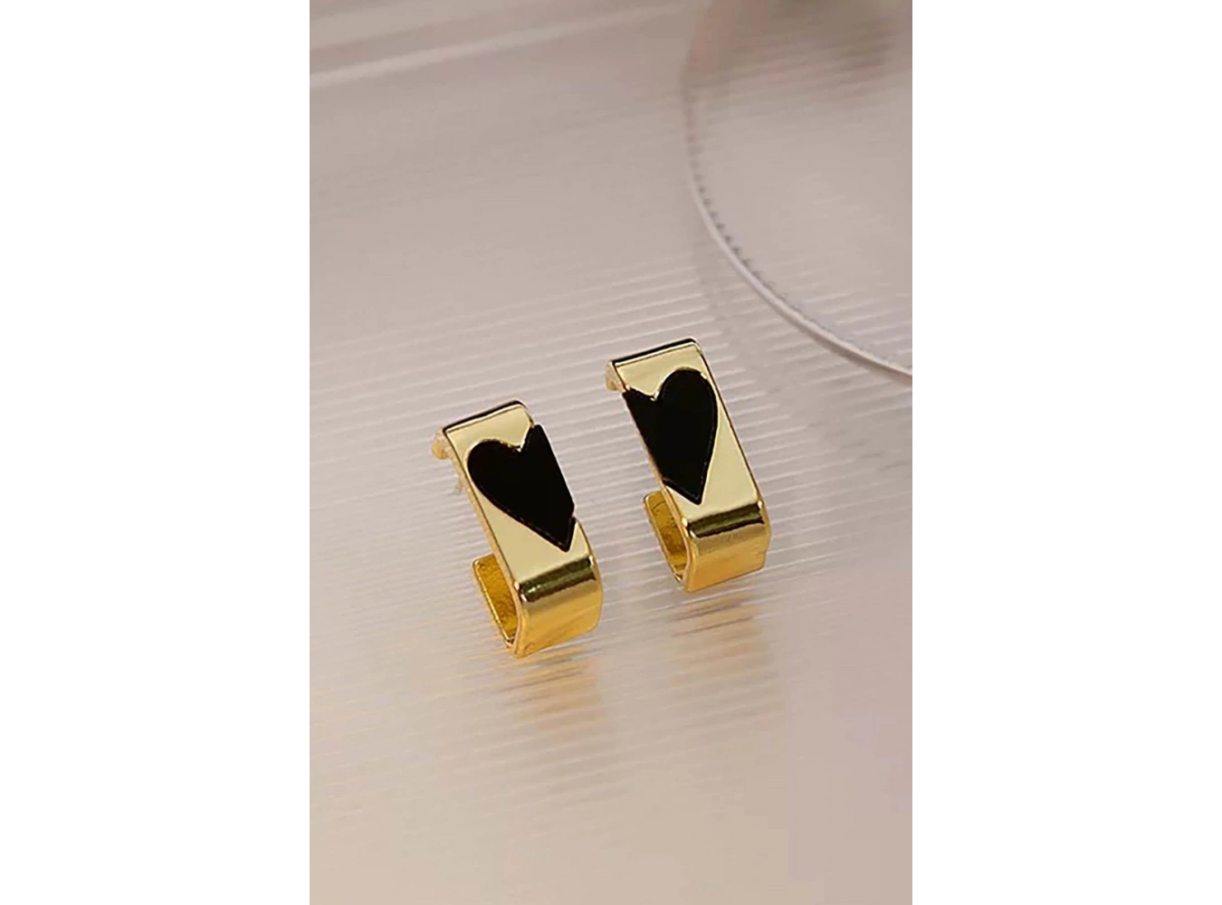 Altın Renk Kalp Figürlü Çelik Küpe (Çift)