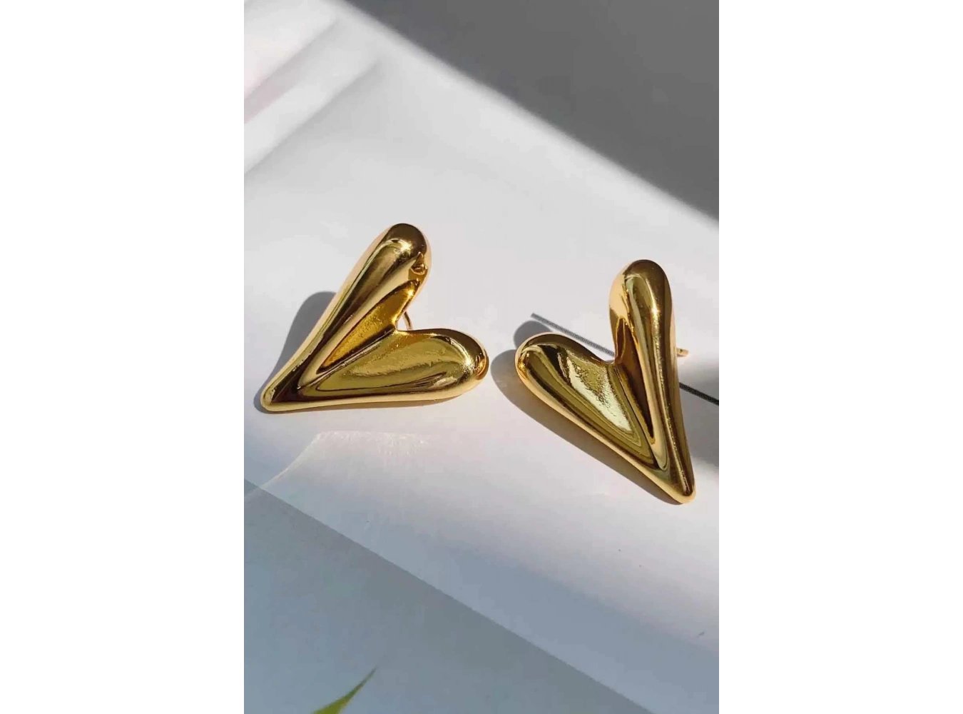 Altın Renk Kalp Figürlü Çelik Küpe (Çift)